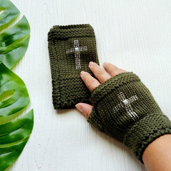 Dark Green Cross Knitted Fingerless Sweater Gloves - Picture 7 of 8
